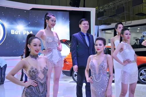 Dàn mẫu Việt đọ sắc cùng mẫu Tây tại VMS 2018 - ảnh 10