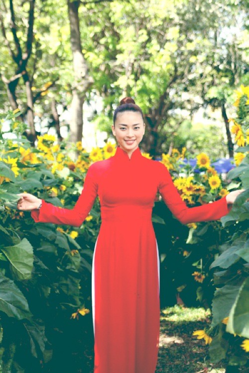 Mỹ nhân Việt dịu dàng trong tà áo dài - ảnh 11