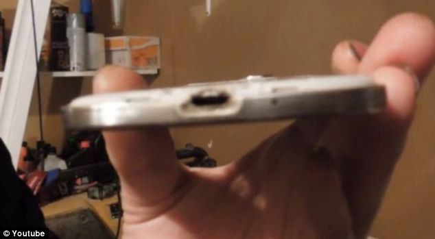 Samsung Galaxy S4 bốc cháy khi đang sạc pin - ảnh 2