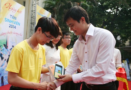 Tặng miễn phí điện thoại cho 200 tân thủ khoa đại học - ảnh 1