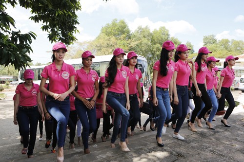 Thí sinh hoa hậu dâng hương Nghĩa trang liệt sĩ Phú Quốc - ảnh 1