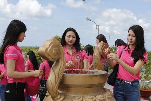 Thí sinh hoa hậu dâng hương Nghĩa trang liệt sĩ Phú Quốc - ảnh 6