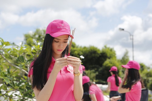 Thí sinh hoa hậu dâng hương Nghĩa trang liệt sĩ Phú Quốc - ảnh 7