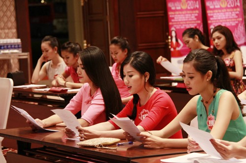 Thí sinh hoa hậu hát về biển đảo quê hương - ảnh 4