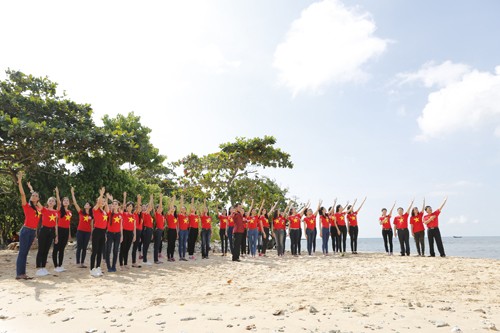 Thí sinh Hoa hậu háo hức quay MV giữa biển - ảnh 11