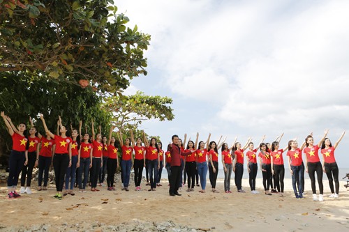 Thí sinh Hoa hậu háo hức quay MV giữa biển - ảnh 10