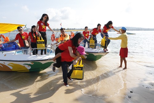 Thí sinh Hoa hậu háo hức quay MV giữa biển - ảnh 1