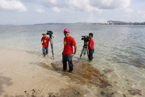 Thí sinh Hoa hậu háo hức quay MV giữa biển - ảnh 4