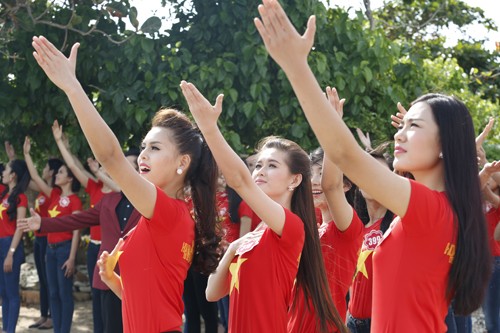 Thí sinh Hoa hậu háo hức quay MV giữa biển - ảnh 9