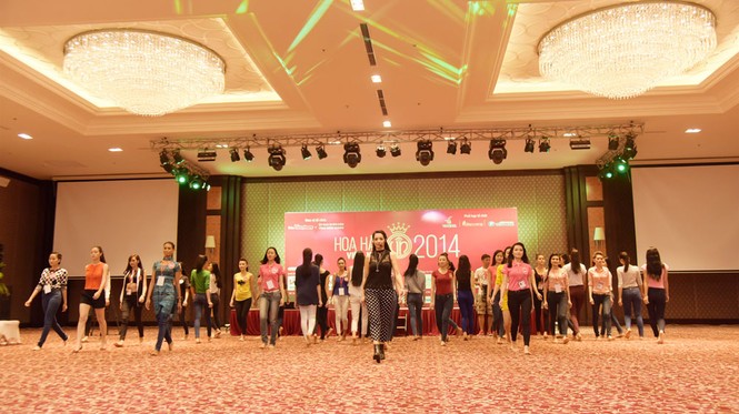 Thí sinh Hoa hậu bắt đầu luyện catwalk - ảnh 1