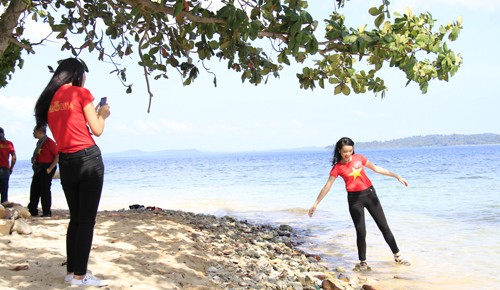 Thí sinh hoa hậu nhí nhảnh selfie - ảnh 3
