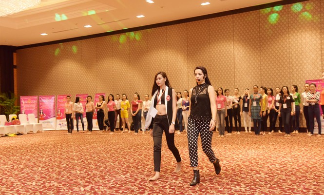 Thí sinh Hoa hậu bắt đầu luyện catwalk - ảnh 3