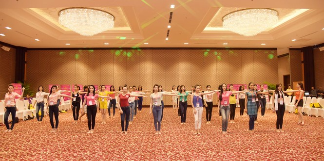 Thí sinh Hoa hậu bắt đầu luyện catwalk - ảnh 5
