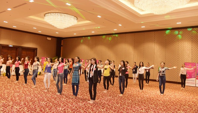 Thí sinh Hoa hậu bắt đầu luyện catwalk - ảnh 6