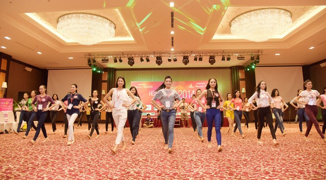 Thí sinh Hoa hậu bắt đầu luyện catwalk - ảnh 7