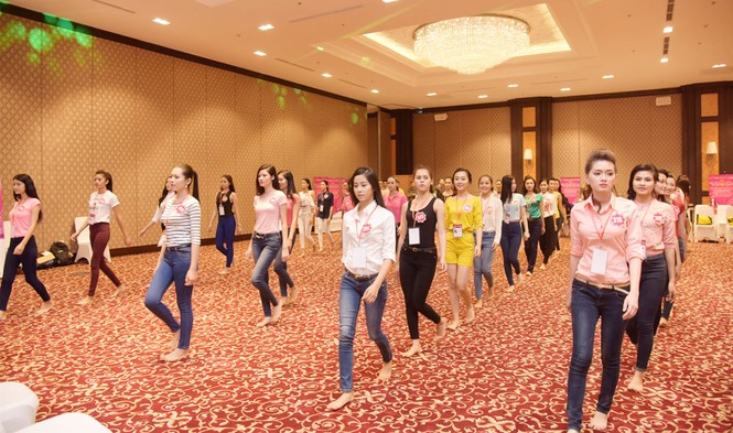 Thí sinh Hoa hậu bắt đầu luyện catwalk - ảnh 8