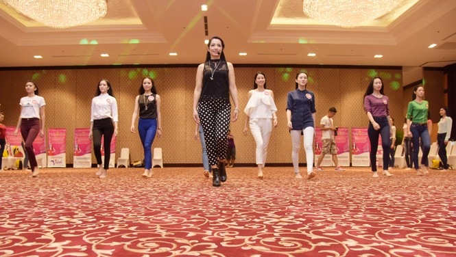 Thí sinh Hoa hậu bắt đầu luyện catwalk - ảnh 9