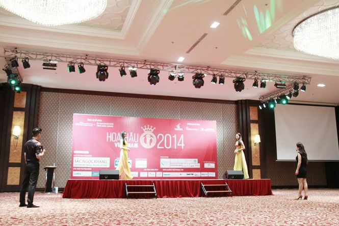 Ngắm thí sinh hoa hậu mặc áo dài đi catwalk - ảnh 10