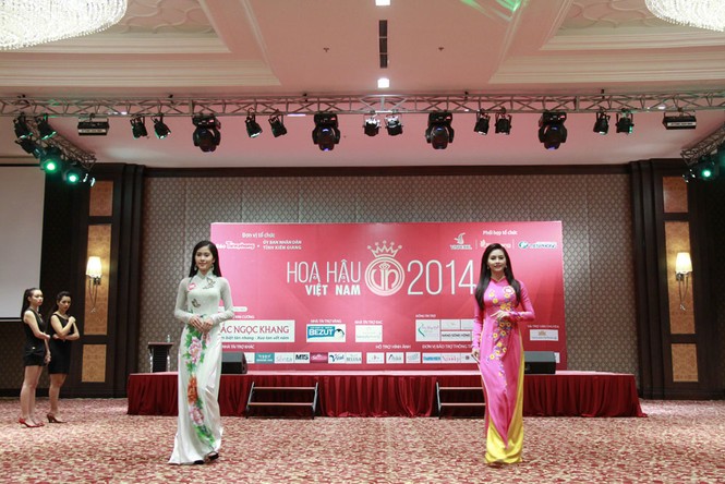 Ngắm thí sinh hoa hậu mặc áo dài đi catwalk - ảnh 11