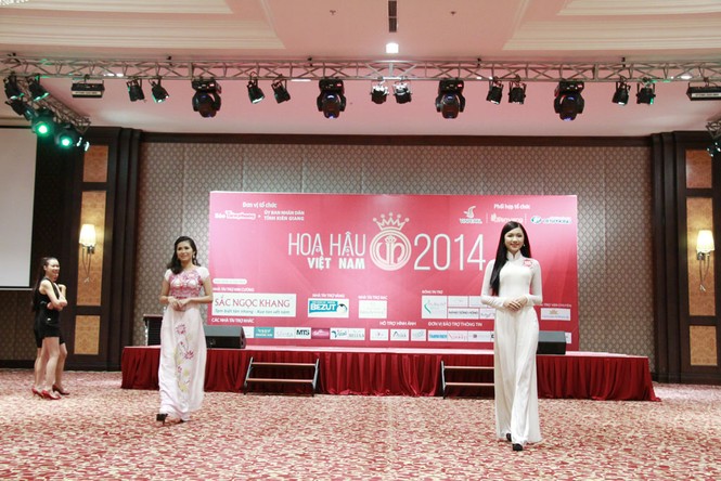 Ngắm thí sinh hoa hậu mặc áo dài đi catwalk - ảnh 12