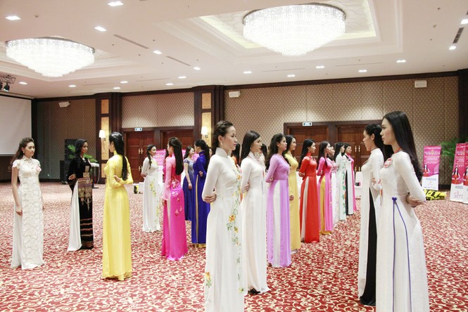 Ngắm thí sinh hoa hậu mặc áo dài đi catwalk - ảnh 1
