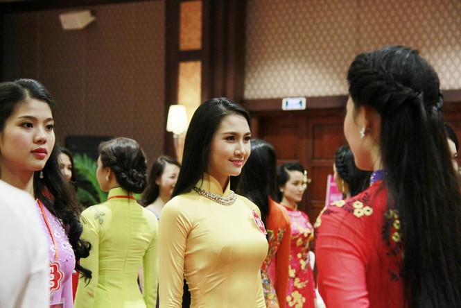Ngắm thí sinh hoa hậu mặc áo dài đi catwalk - ảnh 3