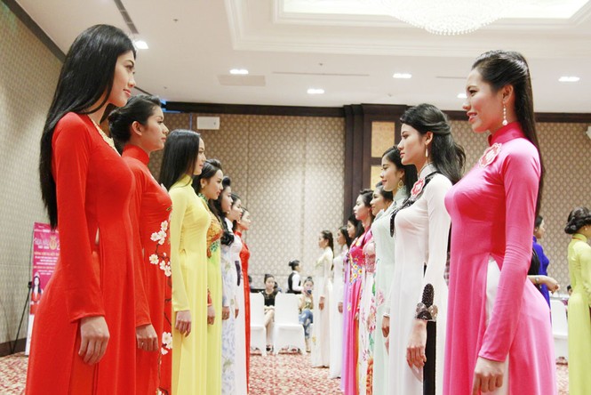Ngắm thí sinh hoa hậu mặc áo dài đi catwalk - ảnh 4