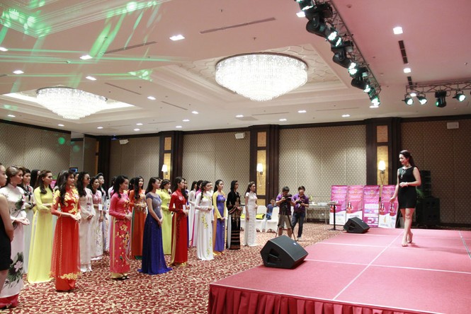 Ngắm thí sinh hoa hậu mặc áo dài đi catwalk - ảnh 5
