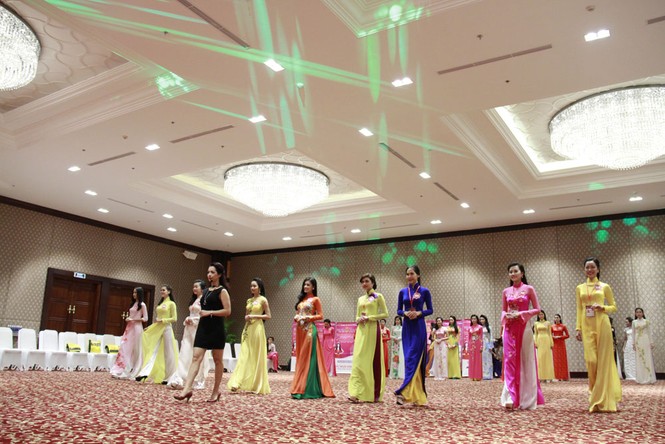 Ngắm thí sinh hoa hậu mặc áo dài đi catwalk - ảnh 6
