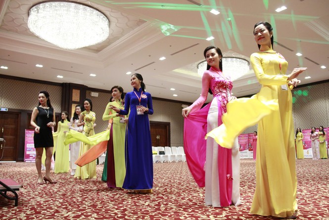 Ngắm thí sinh hoa hậu mặc áo dài đi catwalk - ảnh 7
