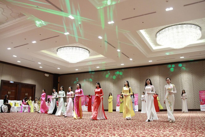 Ngắm thí sinh hoa hậu mặc áo dài đi catwalk - ảnh 8