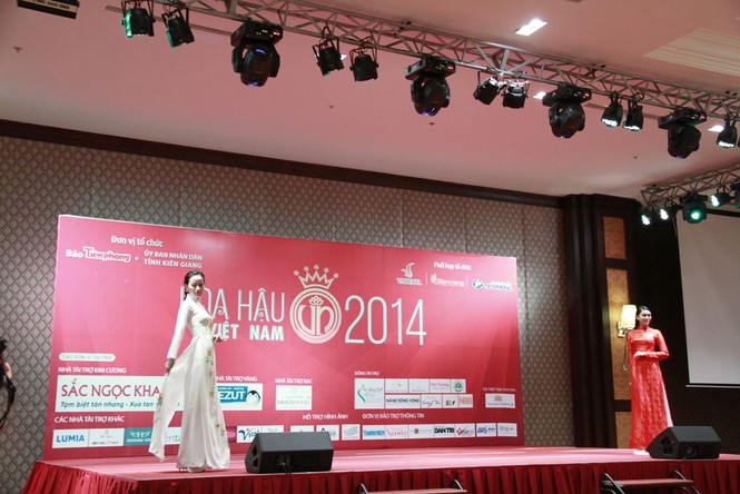 Ngắm thí sinh hoa hậu mặc áo dài đi catwalk - ảnh 9