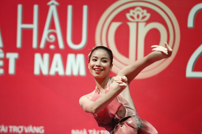 Cận cảnh buổi sơ loại thi tài năng Hoa hậu 2014 - ảnh 11