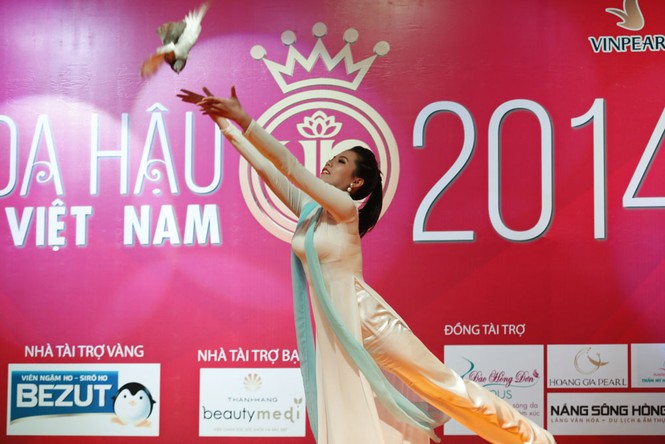 Cận cảnh buổi sơ loại thi tài năng Hoa hậu 2014 (tiếp) - ảnh 6
