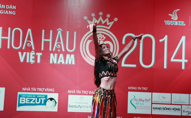 Cận cảnh buổi sơ loại thi tài năng Hoa hậu 2014 (tiếp) - ảnh 8