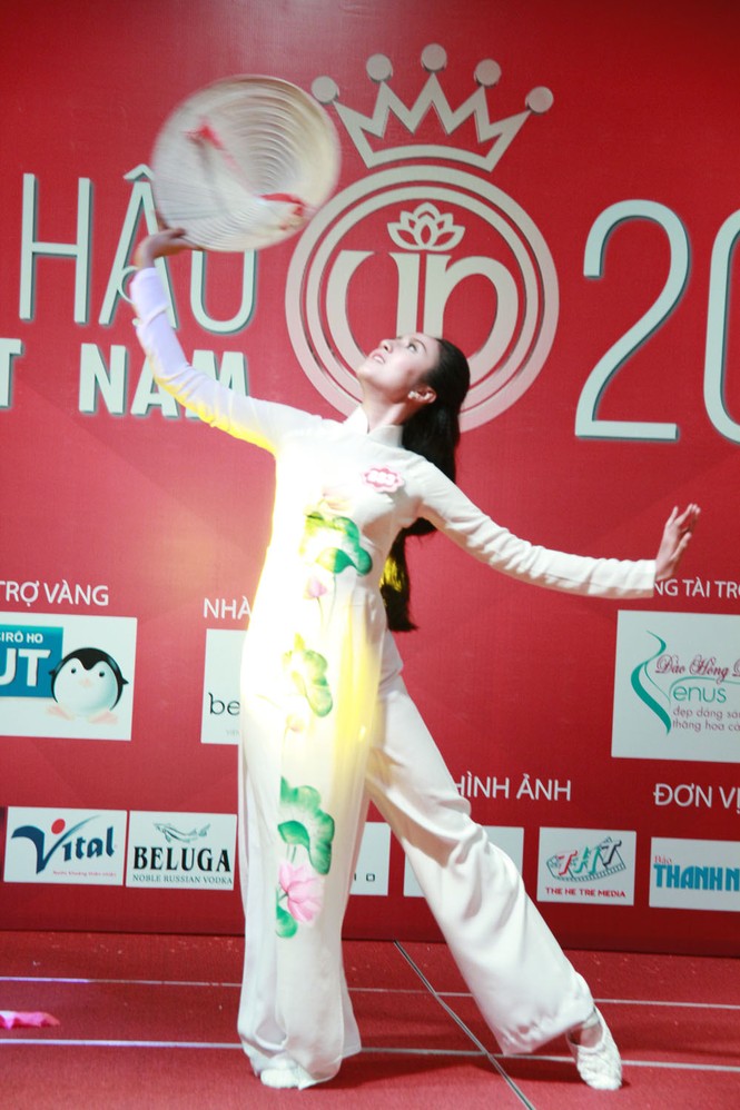 Cận cảnh buổi sơ loại thi tài năng Hoa hậu 2014 (tiếp) - ảnh 12