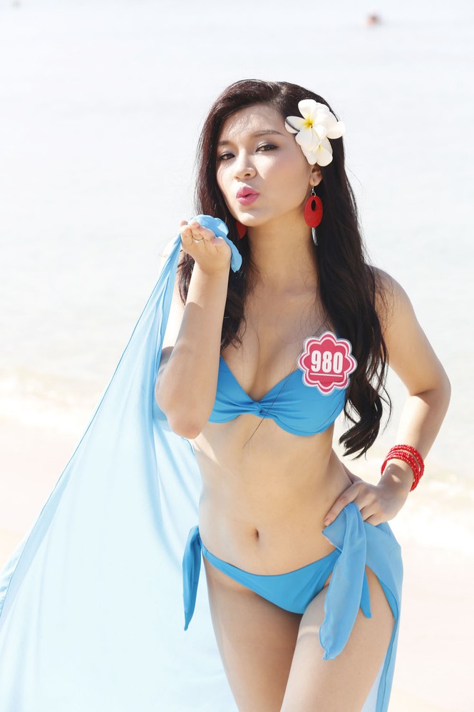 Người đẹp diện bikini bên biển xanh, nắng vàng - ảnh 14