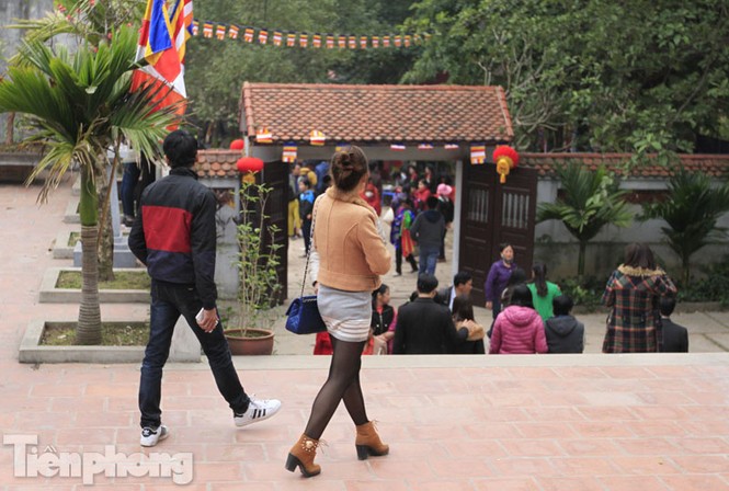 Chướng mắt cảnh 'nữ tú' diện váy ngắn đi trảy Hội Lim - ảnh 5