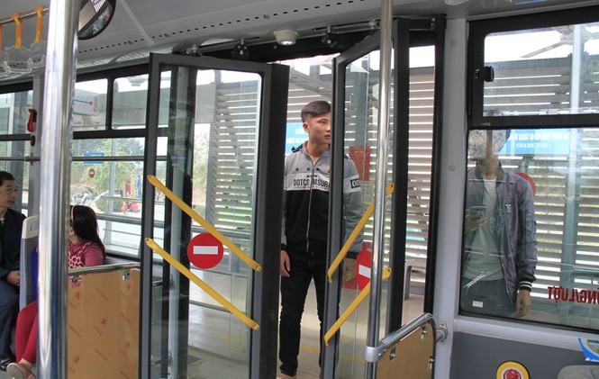 Người dân Hà Nội hào hứng trải nghiệm buýt nhanh BRT - ảnh 13