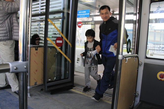 Người dân Hà Nội hào hứng trải nghiệm buýt nhanh BRT - ảnh 1