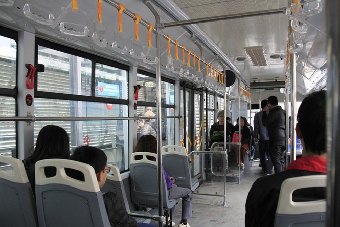 Người dân Hà Nội hào hứng trải nghiệm buýt nhanh BRT - ảnh 2