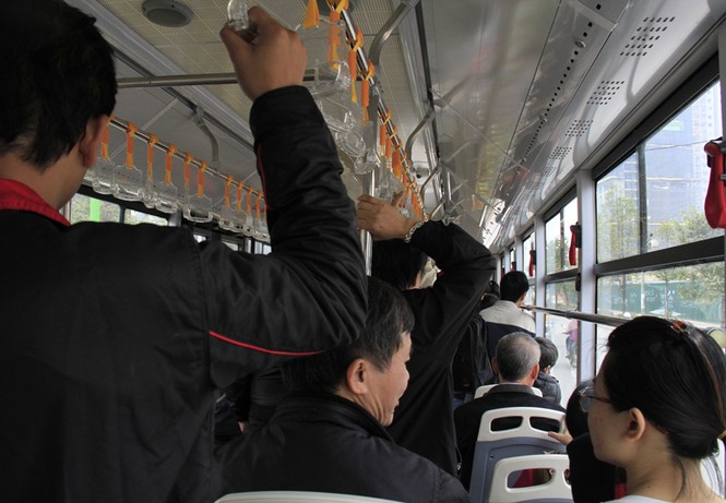 Người dân Hà Nội hào hứng trải nghiệm buýt nhanh BRT - ảnh 4