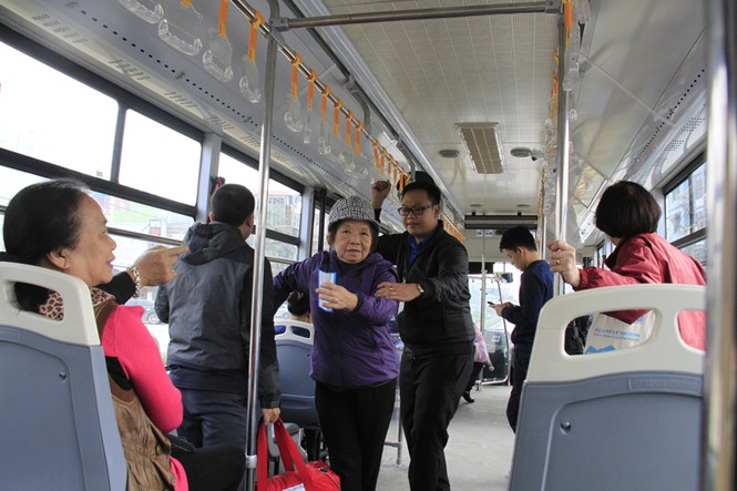 Người dân Hà Nội hào hứng trải nghiệm buýt nhanh BRT - ảnh 5