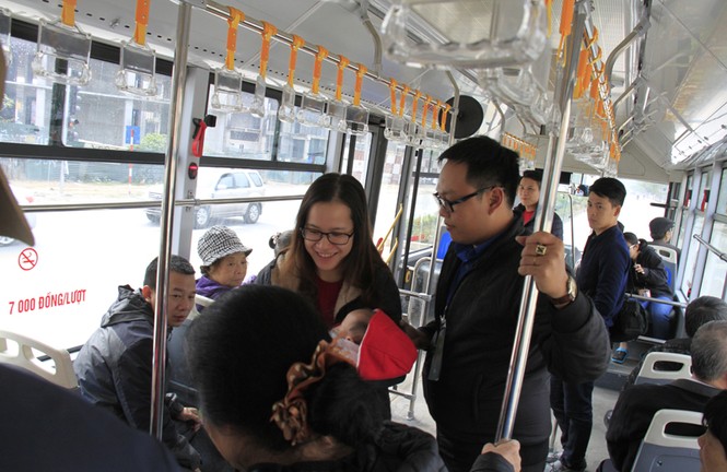 Người dân Hà Nội hào hứng trải nghiệm buýt nhanh BRT - ảnh 6