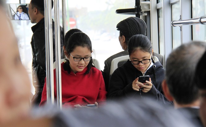 Người dân Hà Nội hào hứng trải nghiệm buýt nhanh BRT - ảnh 8