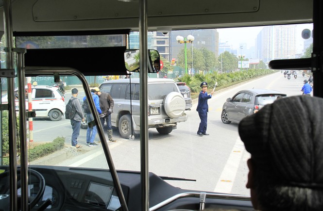 Người dân Hà Nội hào hứng trải nghiệm buýt nhanh BRT - ảnh 10