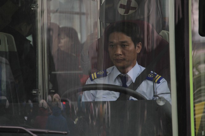 Buýt nhanh BRT bị 'bao vây', tạt đầu giờ cao điểm - ảnh 10