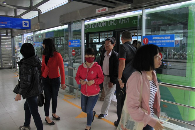 Buýt nhanh BRT bị 'bao vây', tạt đầu giờ cao điểm - ảnh 14