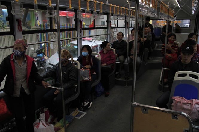 Buýt nhanh BRT bị 'bao vây', tạt đầu giờ cao điểm - ảnh 1