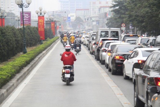 Buýt nhanh BRT bị 'bao vây', tạt đầu giờ cao điểm - ảnh 2
